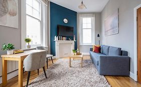 Sunny Corner Apartment In Center Of London